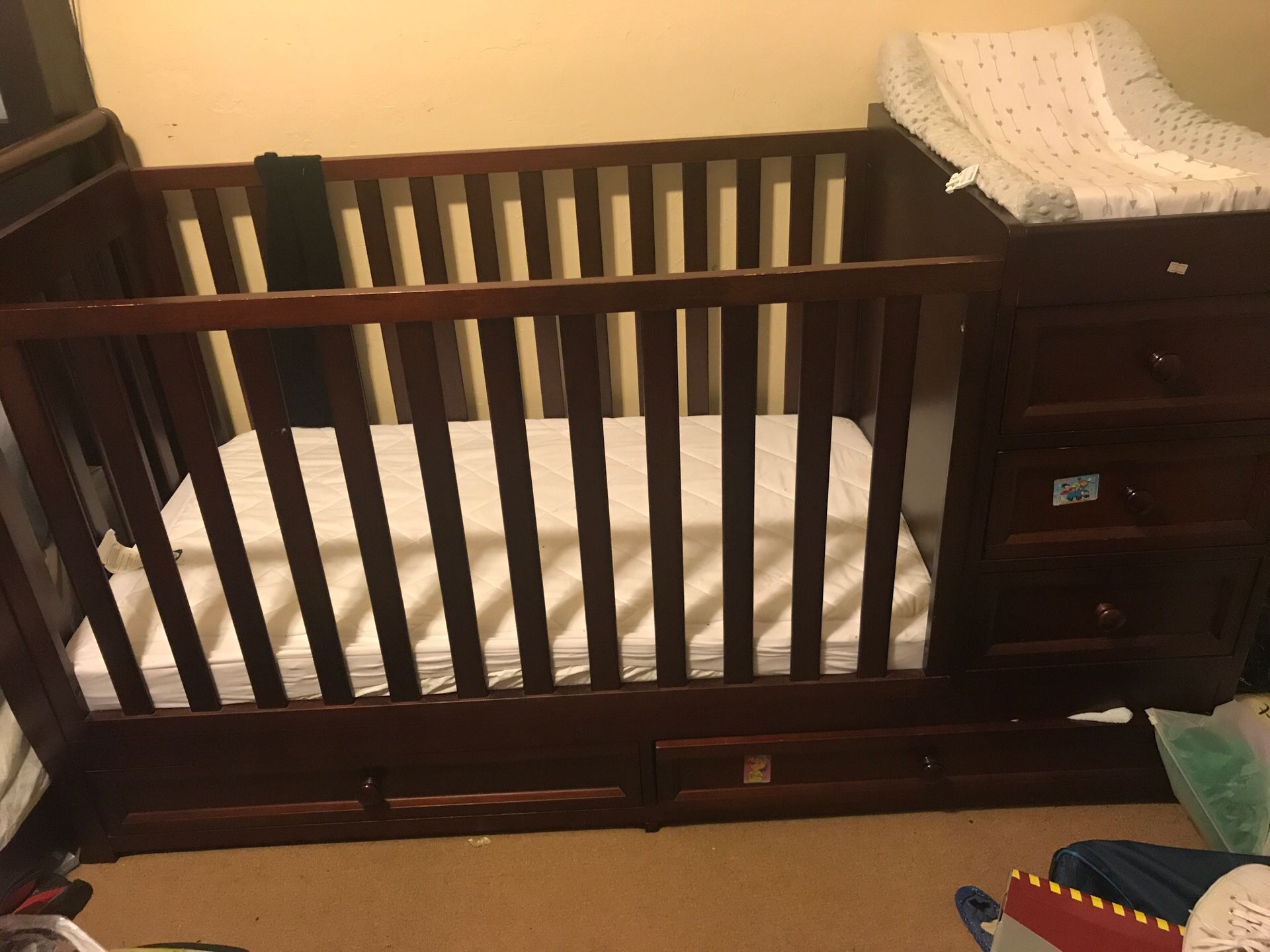 Baby crib with 6 drawers and changing table