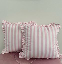 Decorative throw pillows (20” x 20”)