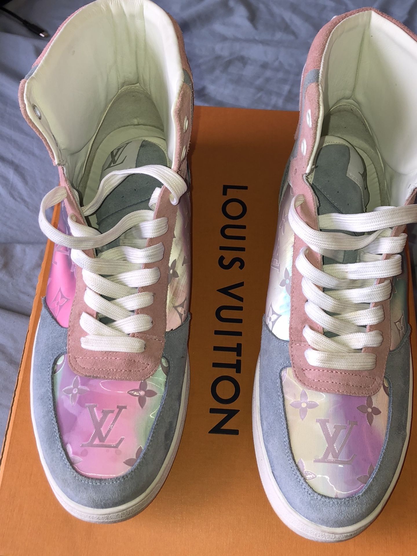 Louis Vuitton Men's Hologram Size 10 for Sale in Freeport, NY
