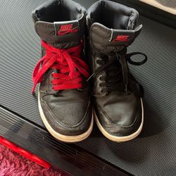 Nike Air Jordan 1 Retro high tops black/red    size 6Y