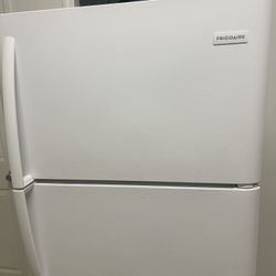 FRIGIDAIRE Refrigerator 