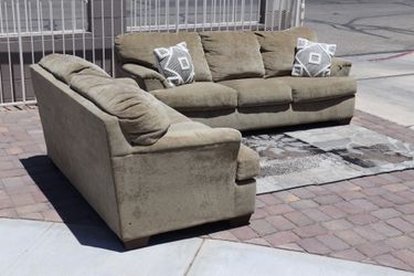 Ashley Furniture 2-Piece Living Room Set Sofa / Loveseat