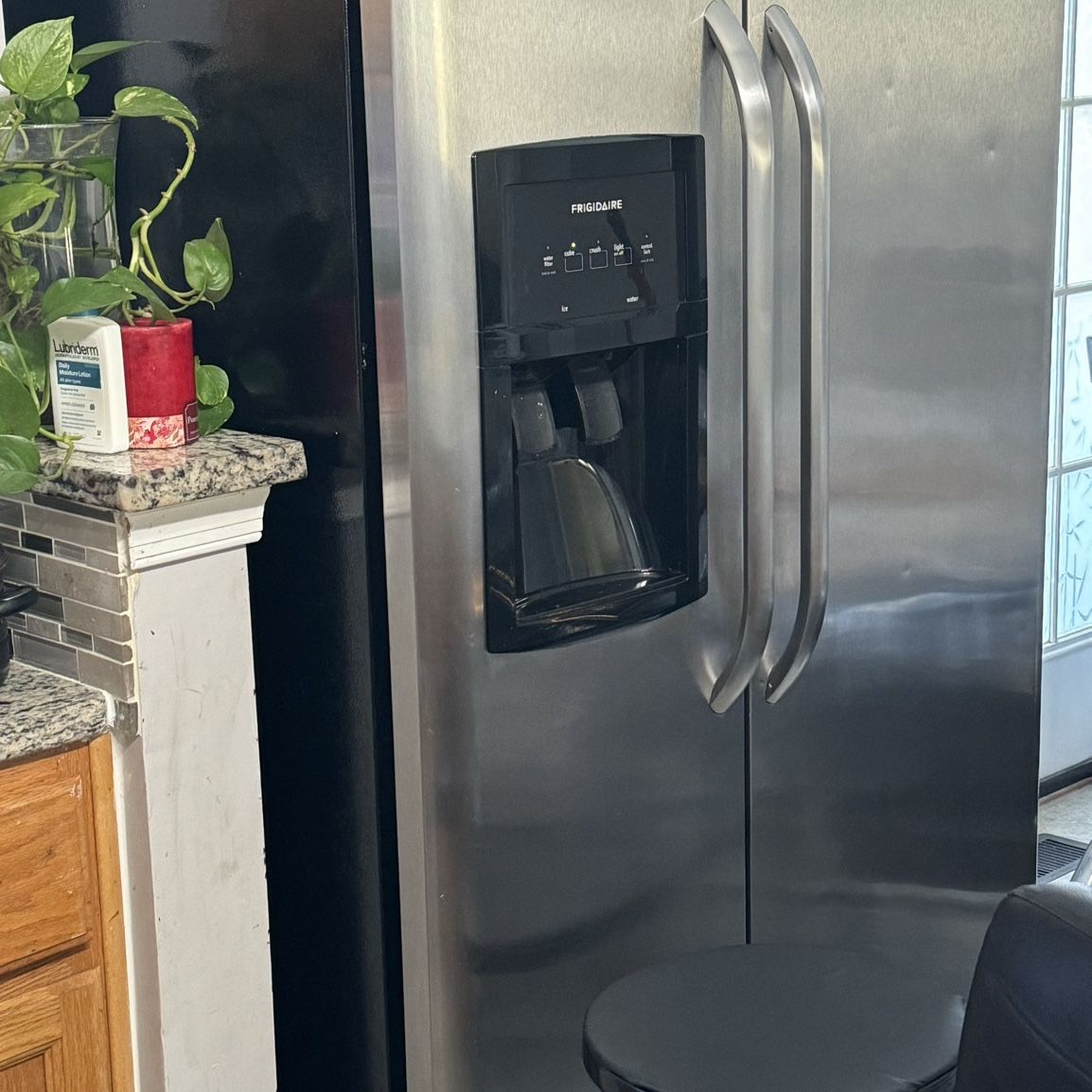 Frigidaire Refrigerator/ Freezer/ Ice Maker 