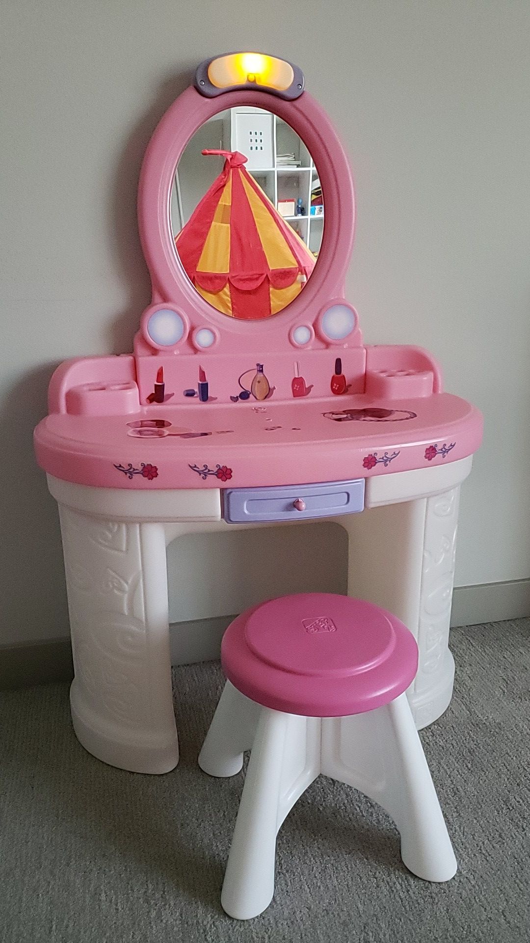Step 2 vanity makeup table set for Sale in Redmond, WA OfferUp
