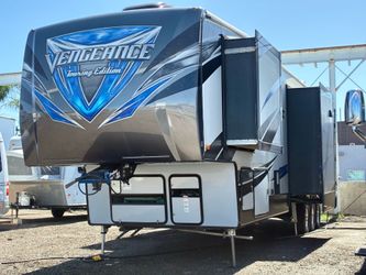 2018 Vengeance 43’ 5th Wheel Toyhauler RV W/ 3 Slide Outs