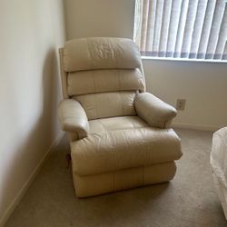 Great deal! Comfortable recliner in white beige color available for delivery for just $25
