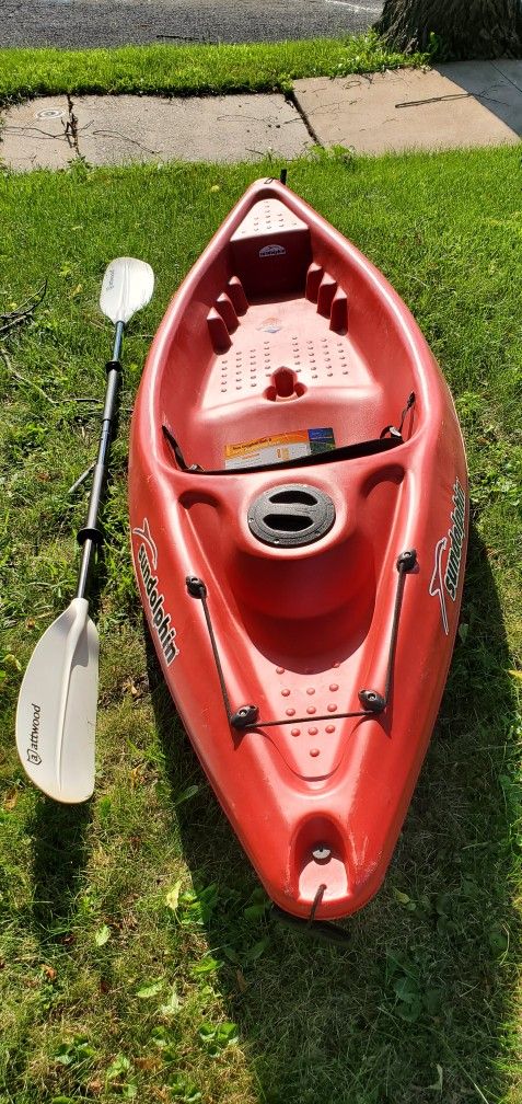 Sundolphin Red Kayak With Paddle