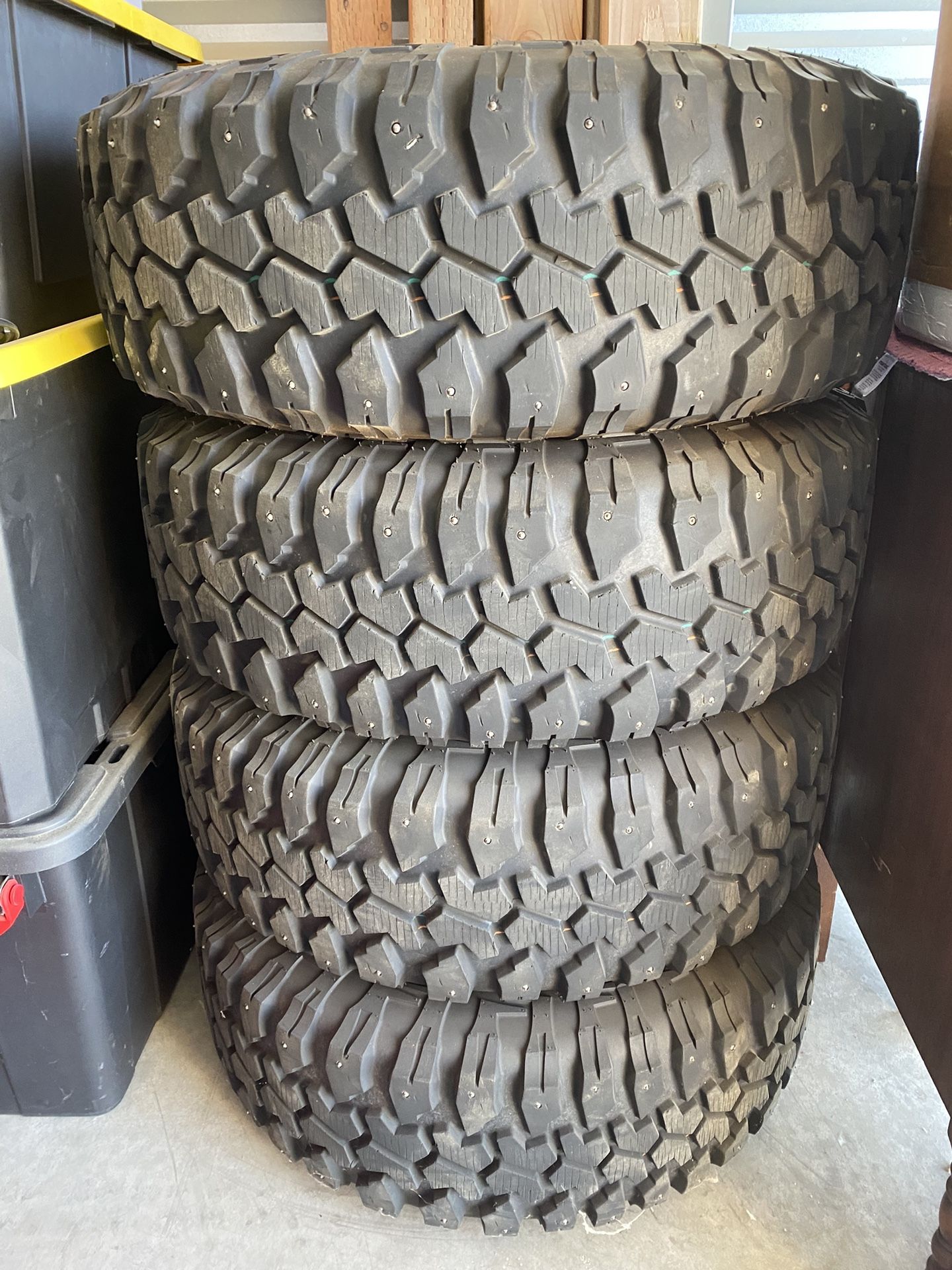 Tires and rims 32 x 11.50R15LT