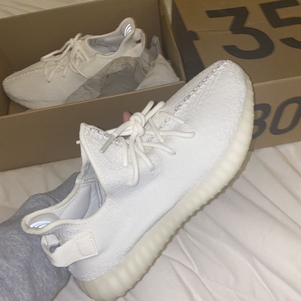 Yeezy 350 triple white/ cream size 9 for Sale in Rancho Cucamonga, CA - OfferUp