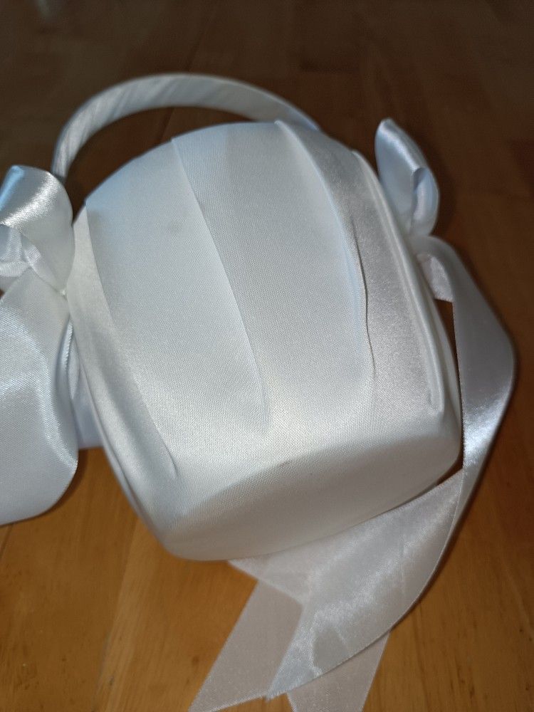 Flower girl accessories silk basket, faux flower petals & paper parasol
Condition for all items is used
$20 for any two items or bundle more to save