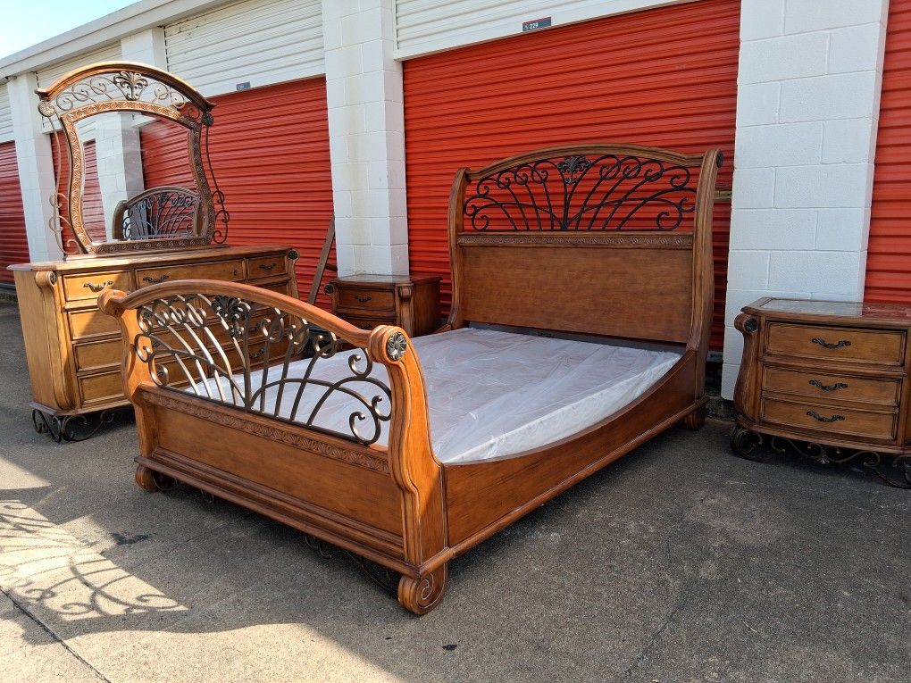 Qun Sz Bd St With Base Good Condition