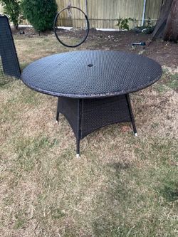 Nice wicker patio table ( 4 feet long