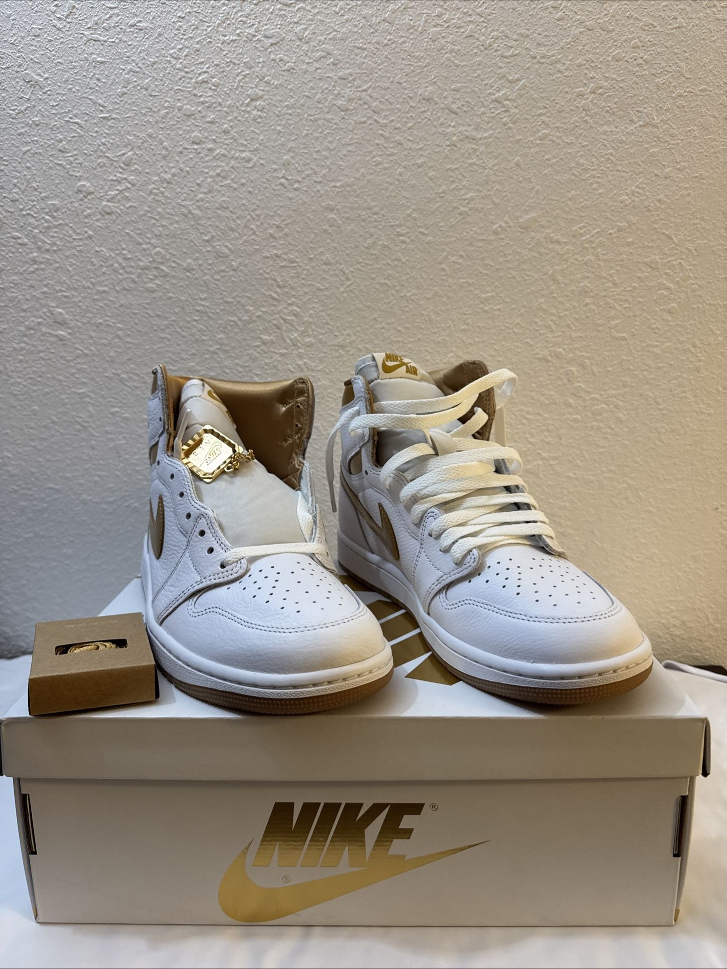 WMNS Air Jordan 1 Retro HI OG FD2596-107 9.5