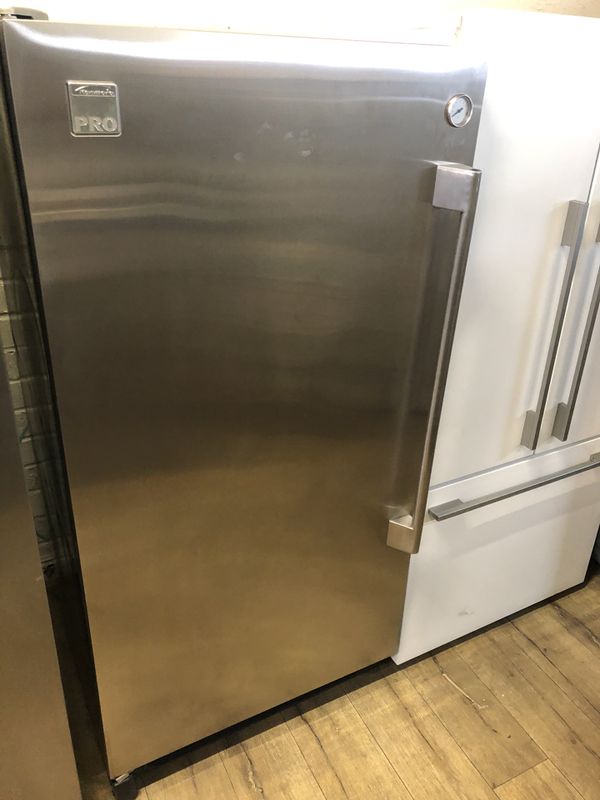 Upright freezer with ice maker for Sale in Inglewood, CA OfferUp