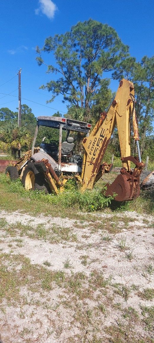 New Holland Backhoe 555E Farming & Agriculture