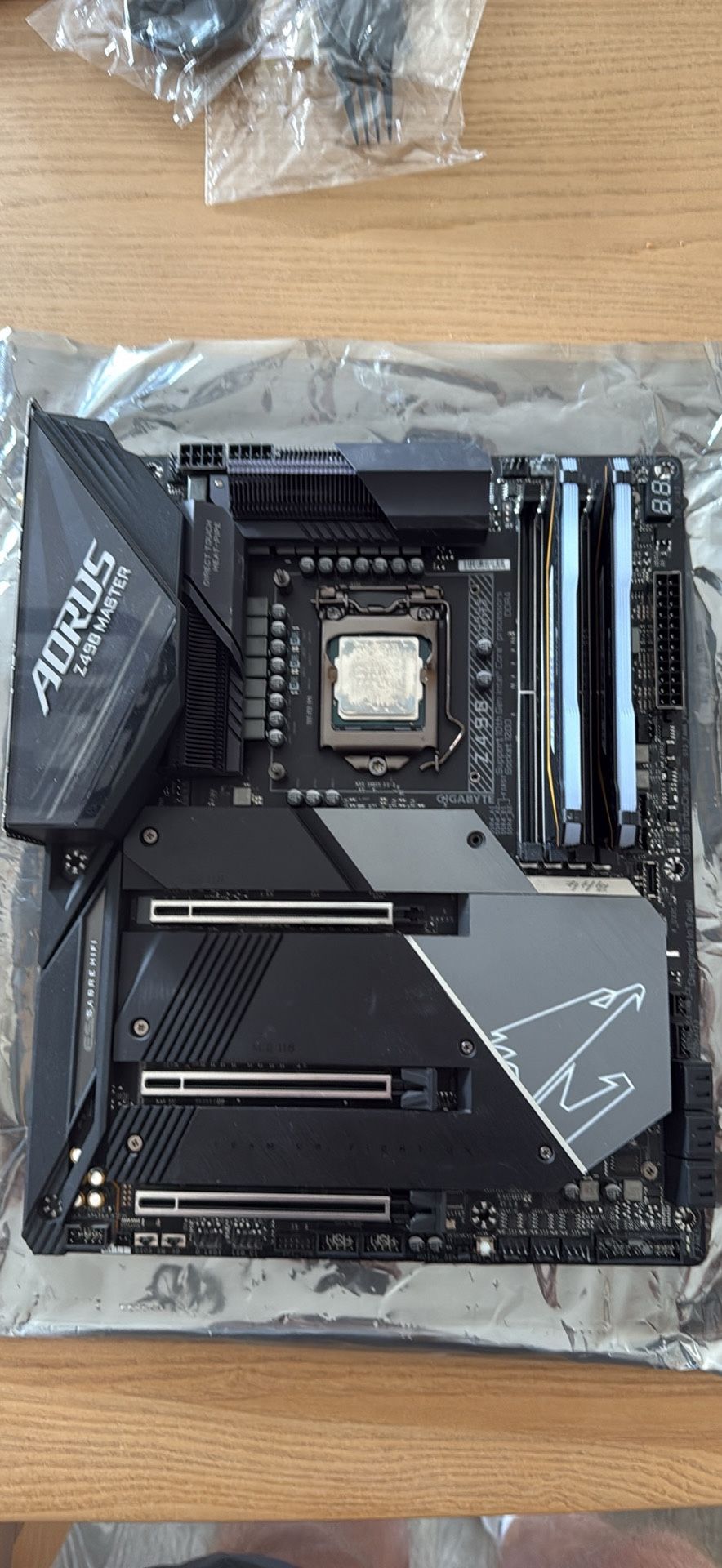 Aorus MOBO, Intel CPU, Corsair RAM