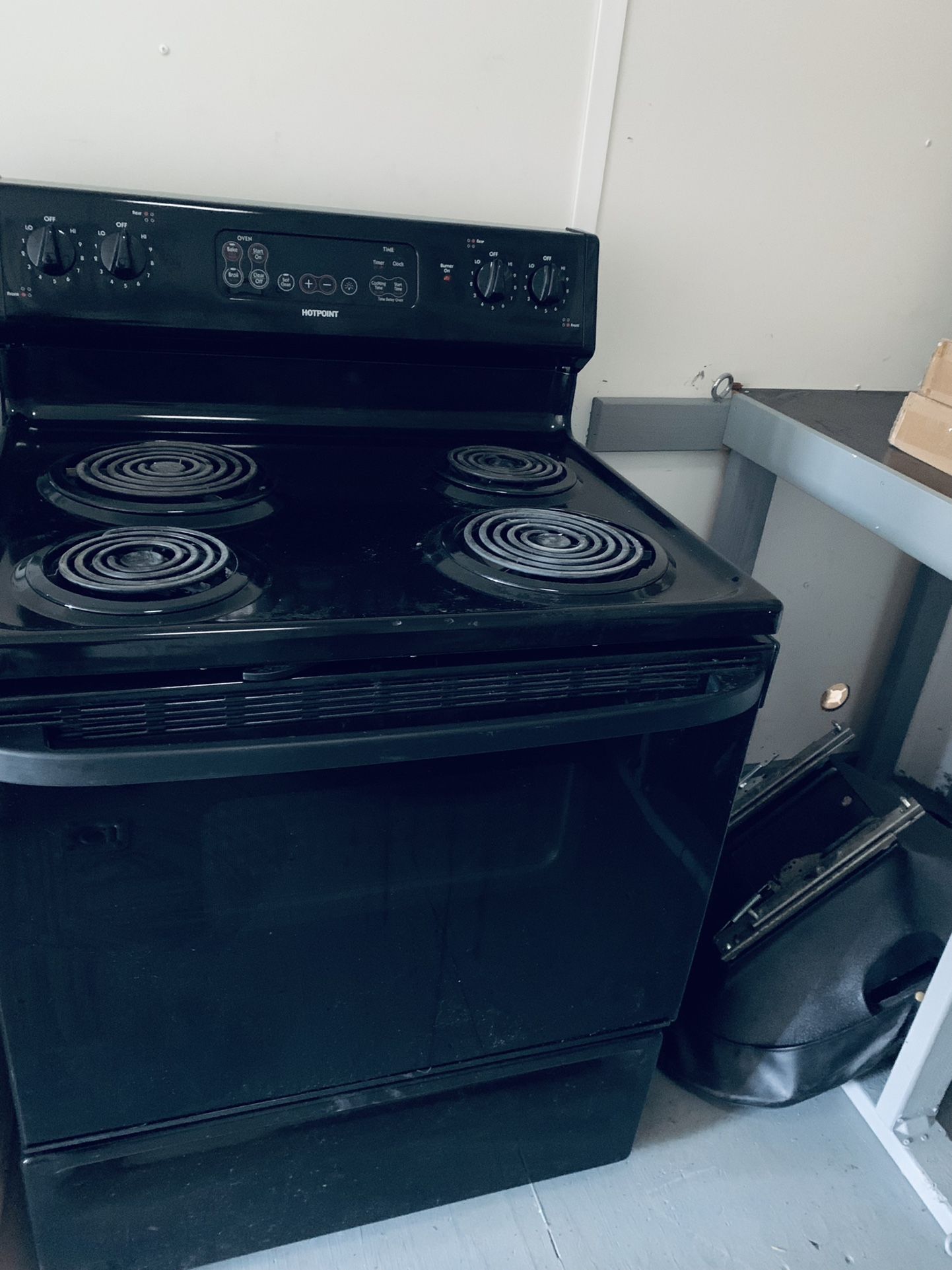 Cooktop hot point stove oven whirlpool refrigerator black set