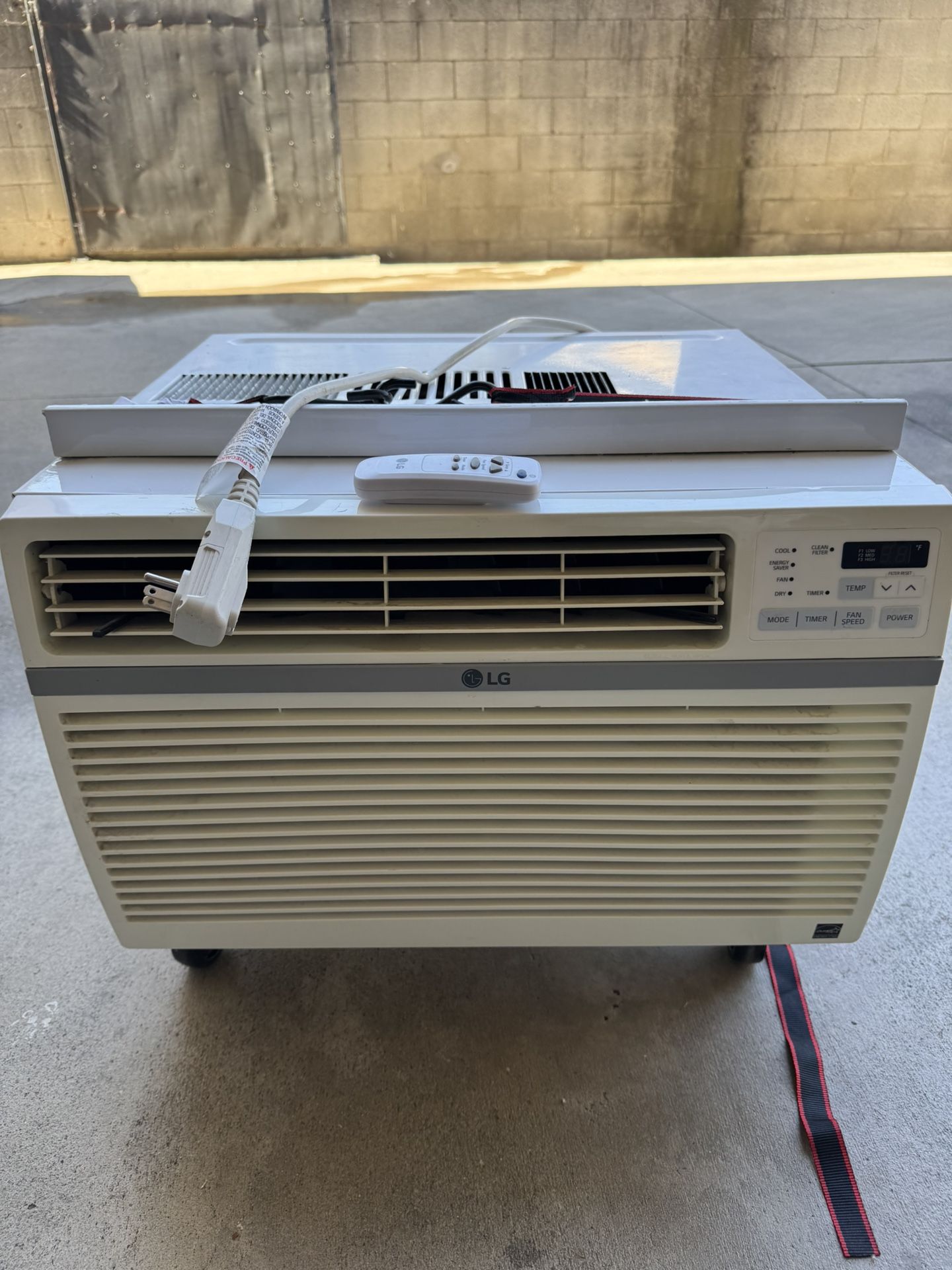 LG 10,000 Btu Air Conditioner with remote