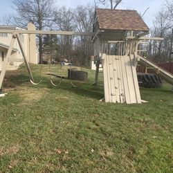 Rainbow Play set 3 Swings And ETC Excellent Condition