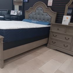 *Now Starting At $799*---Stellar Frisco Queen/King Bedroom Sets---Delivery And Financing Available🤝