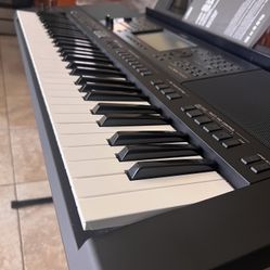 YAMAHA PSR-SX700 61-Key Arranger Workstation, and like new.