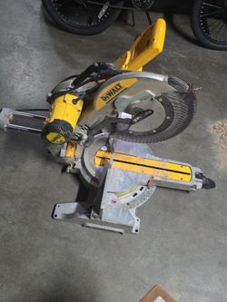 DeWalt Sliding Compound Miter Saw