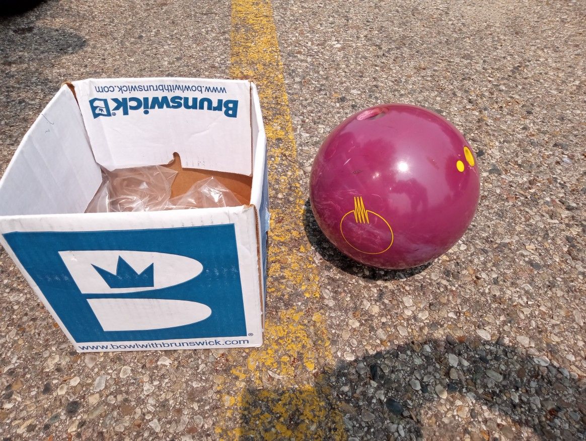 Very Nice Newer Men's High End Brunswick Quantum Bowling Ball