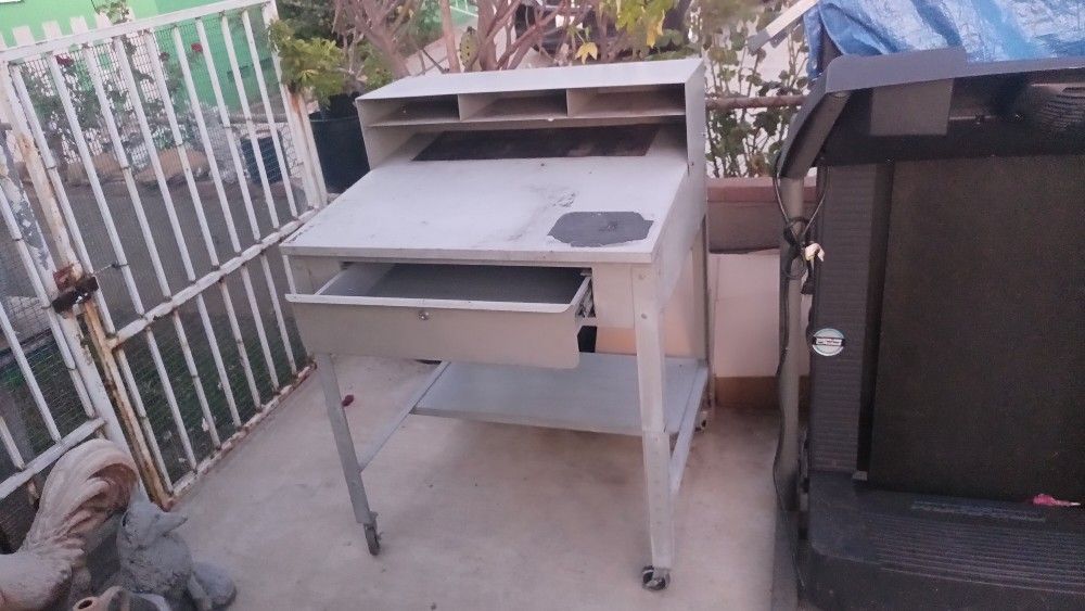 Metal Work Table/With Drawer