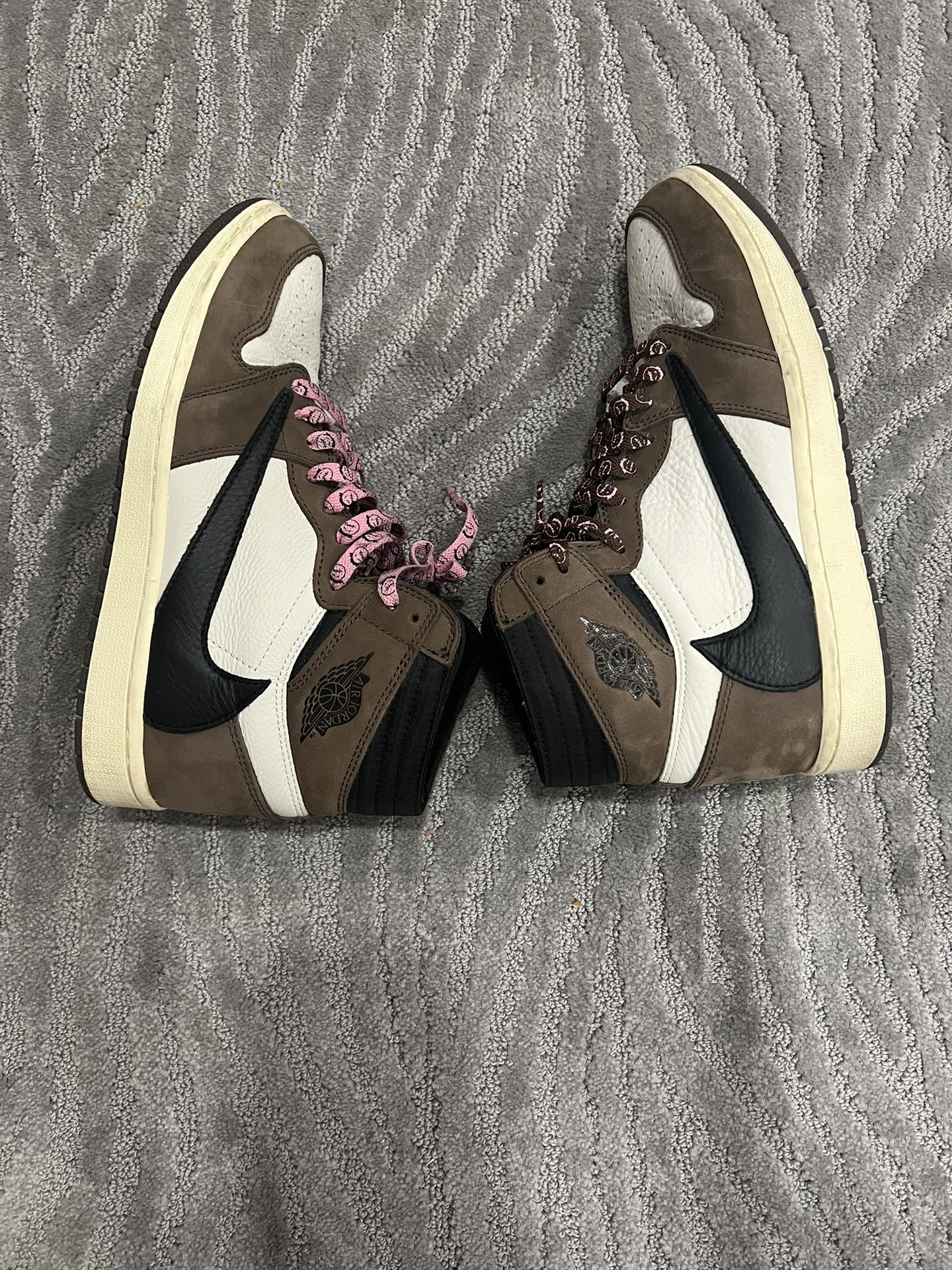 Jordan 1 x Travis Scott 