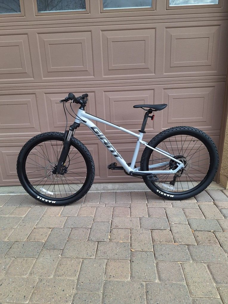 GIANT TALON 2 MOUNTAIN BIKE 27.5 INCH 1 X 9 SPEED LIKE NEW( CHECK MY OTHER BIKES)