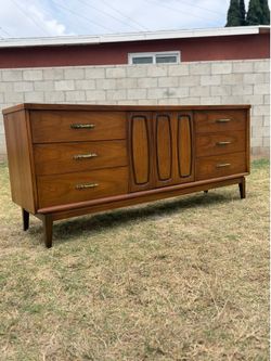 VINTAGE MID CENTURY MODERN BROYHILL EMPHASIS WALNUT TRIPLE DRESSER / SIDEBOARD