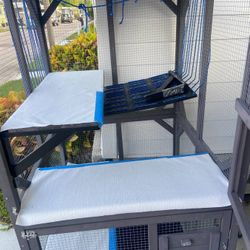 Calf house for sale, excellent condition 31” x 30” x 64”