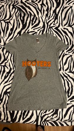 Hooters San Diego CA Gray V-Neck T-Shirt