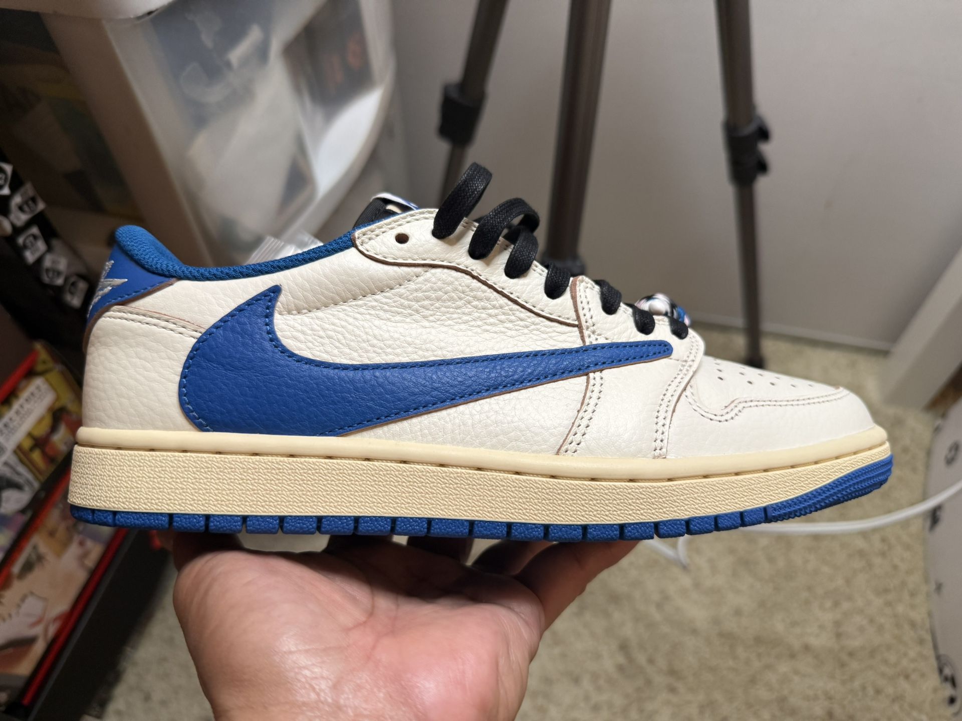 TRAVIS SCOTT X FRAGMENT JORDAN 1 LOW