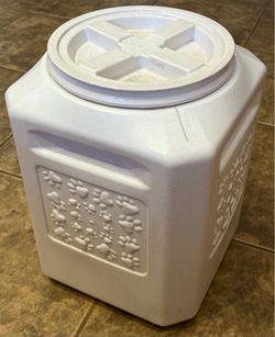 Vittles Vault 35lbs pet food storage container