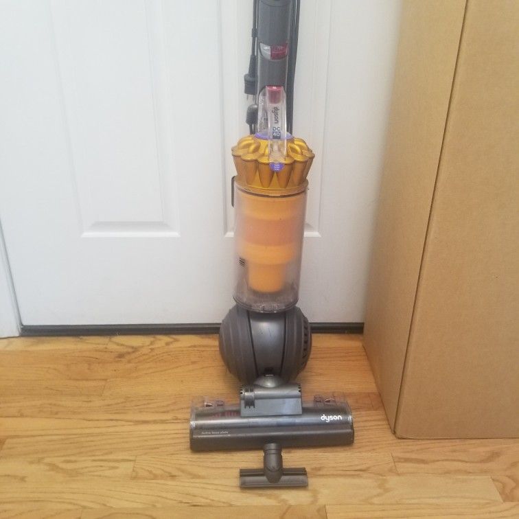 NEW cond DYSON BIG BALL ANIMAL VACUUM WITH COMPLETE ATTACHMENTS , AMAZING POWER SUCTION , WORKS EXCELLENT , IN THE BOX