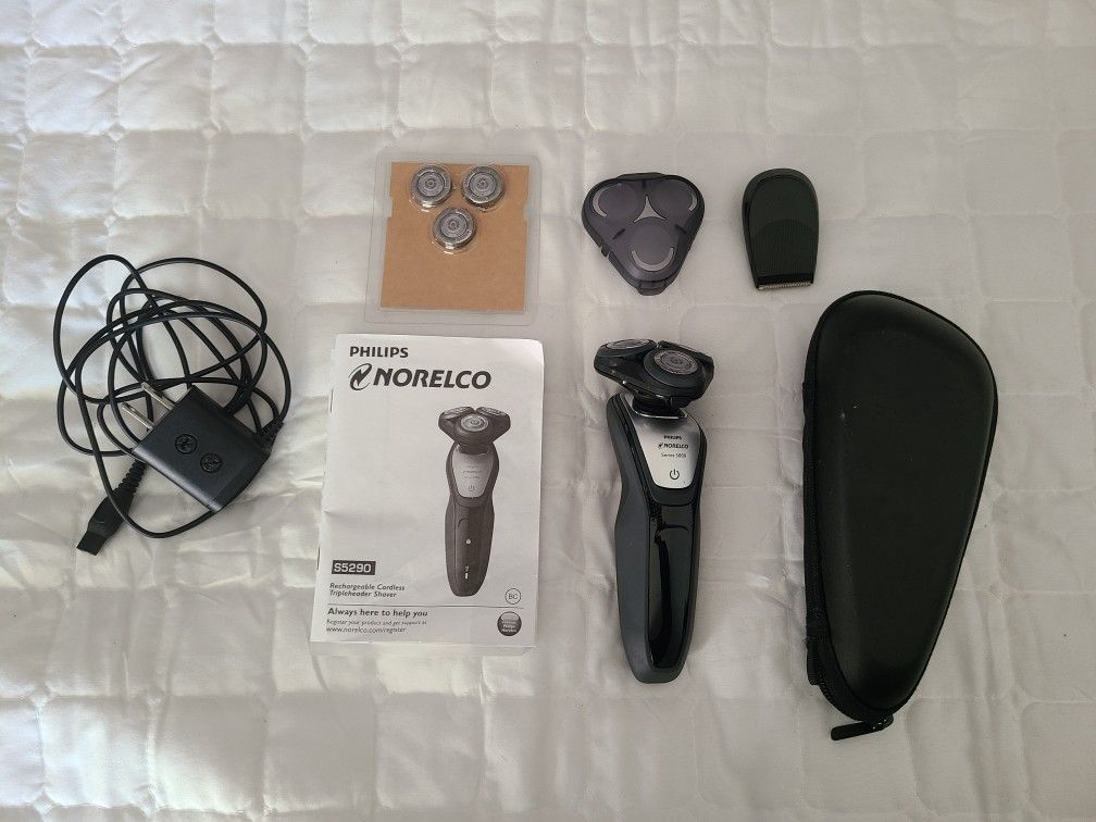 Philips Norelco Shaver 5200 Model S5290