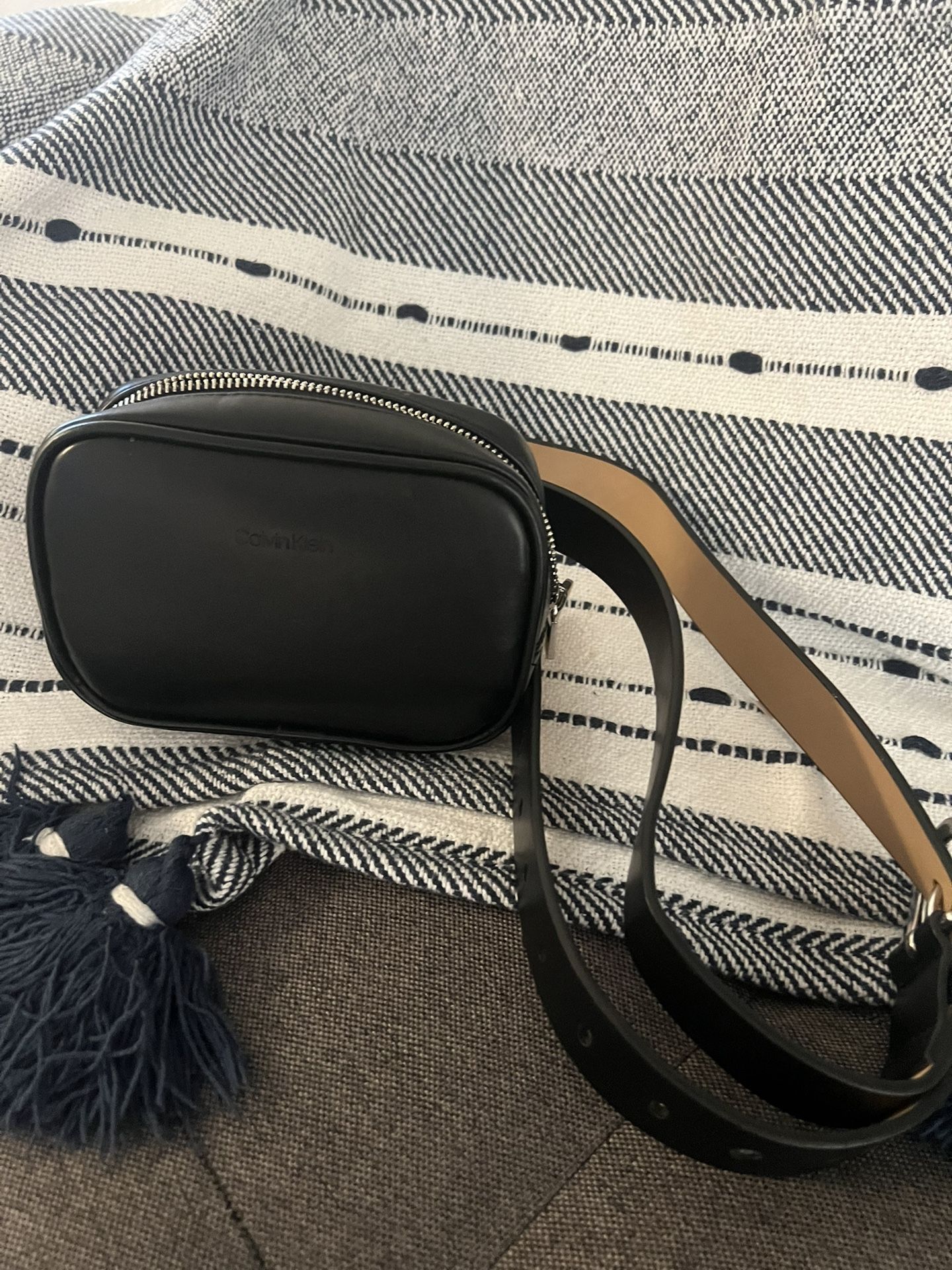 Calvin Klein Black Crossbody Bag with Timeless Design.