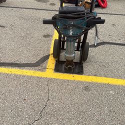 Use Normal Wear Makita 60 Pounds Demolition Hammer