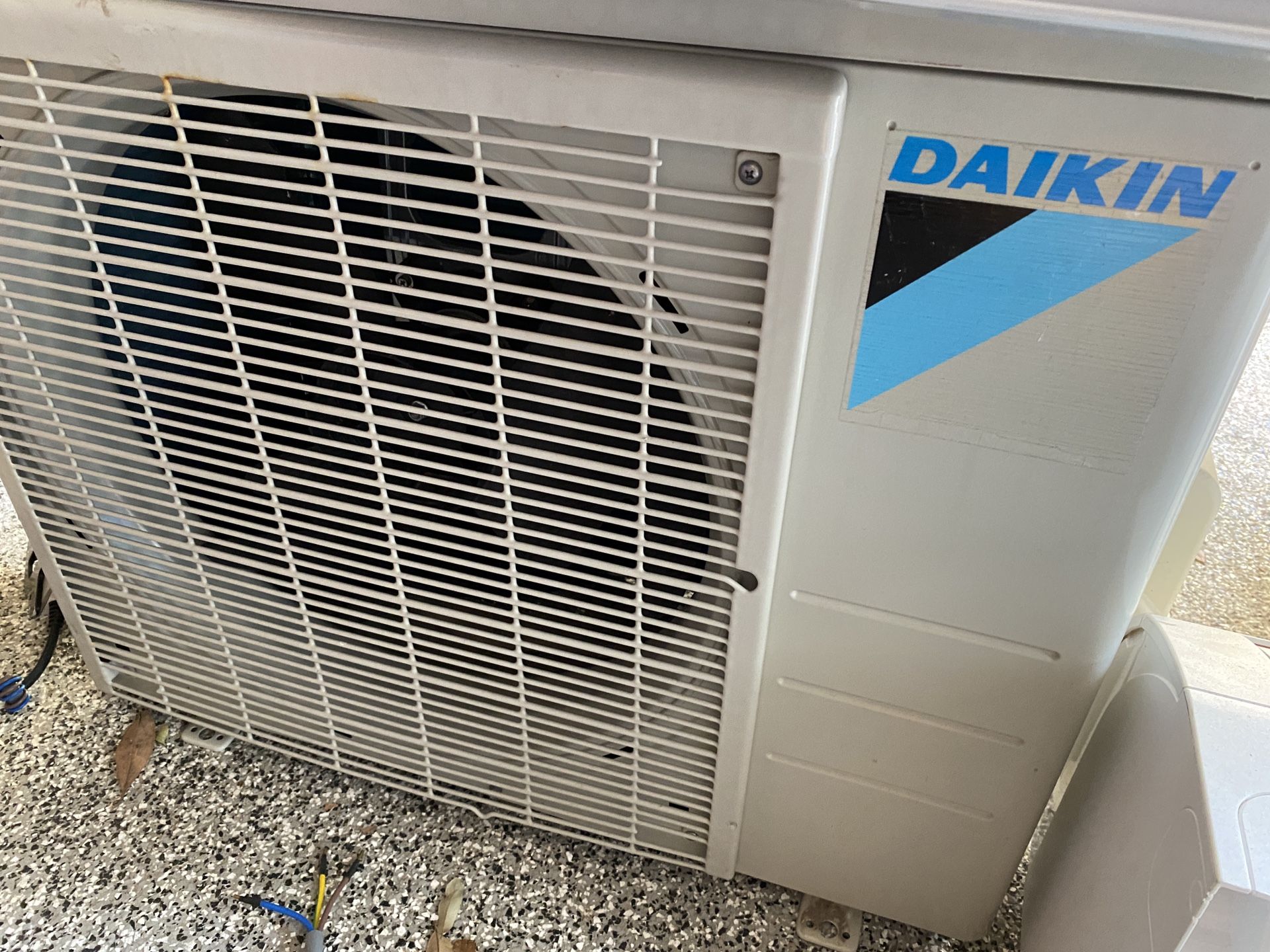 Like new Daiken 12000 btu mini split air conditioning unit.