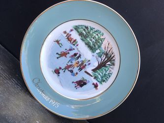 Avon Christmas 1975 Vintage Porcelain Plate