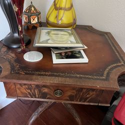 Antique Beuthiful Vintage Table 