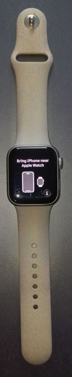 Apple Watch SE with Starlight Sport Band 40mm