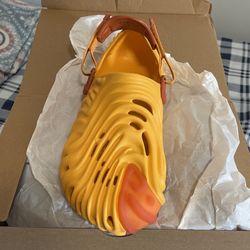 Salehebembury Crocs Sz11