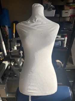 Female mannequin no stand