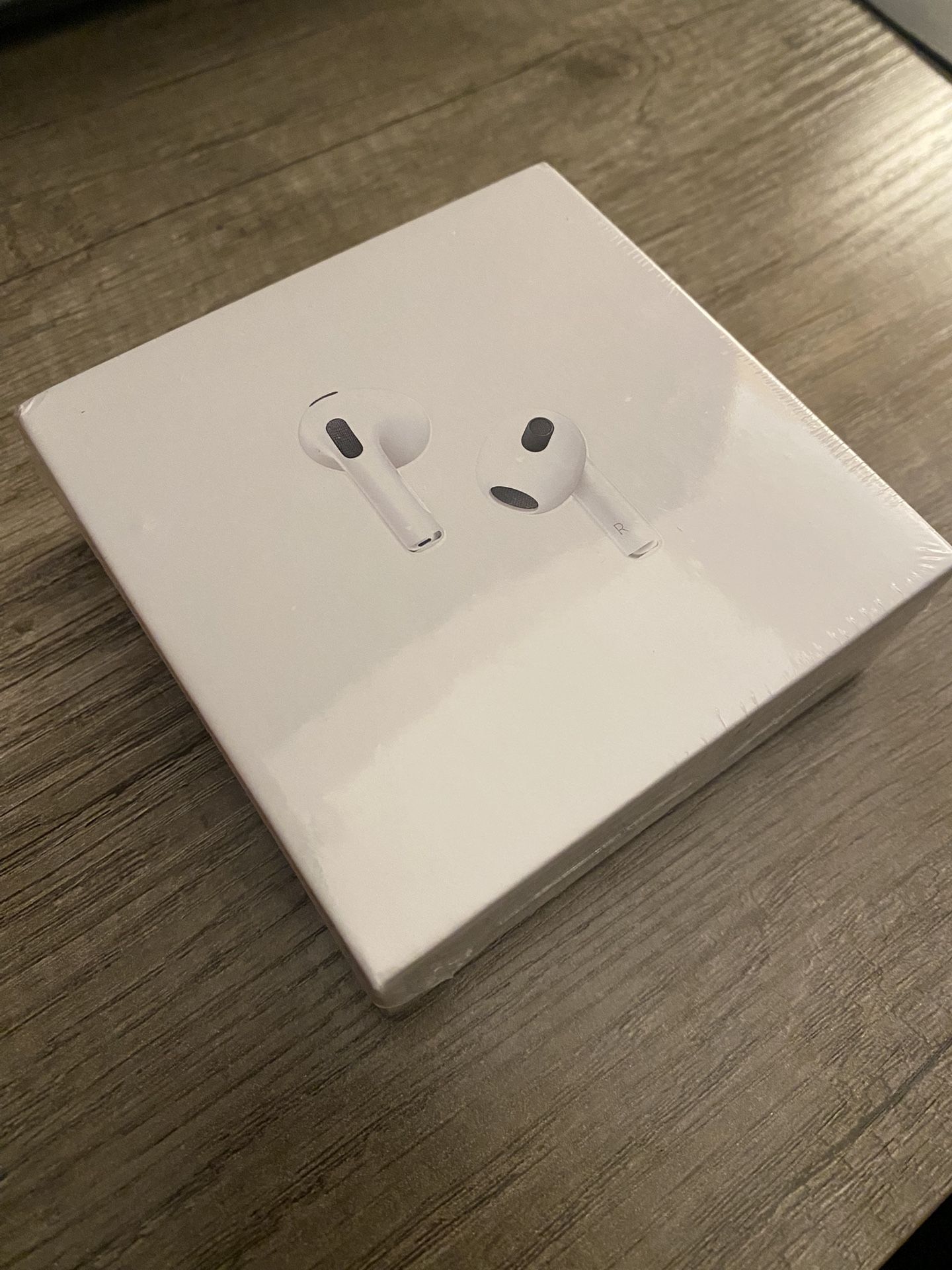 AirPods (Generation 3) w Lightning Charging Case