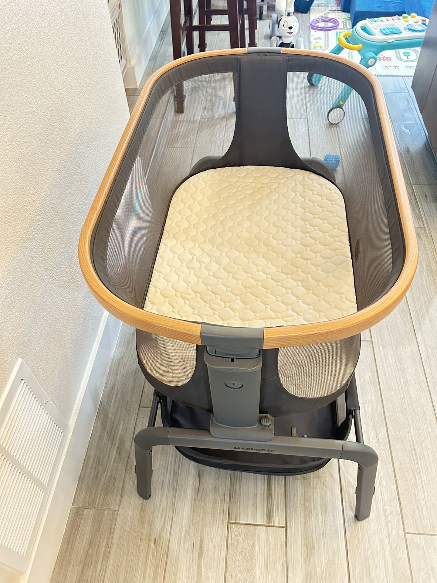 MaxiCosi Bedside Essential Gray for Sale in San Antonio, TX