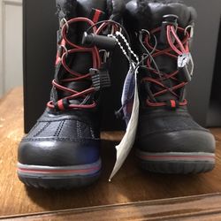 BRAND NEW snow Boots For Kids! Size 6 for Kids