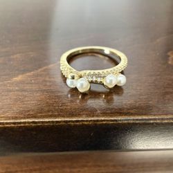 Gold toned ring, pick up Oviedo. Obo