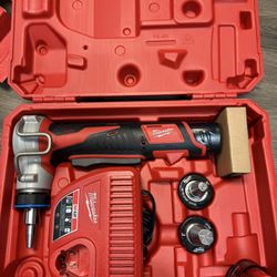Milwaukee M12 12-Volt Lithium-Ion Cordless PEX Expansion Tool Kit with (2) 1.5 Ah Batteries, (3) Expansion Heads and Hard Case